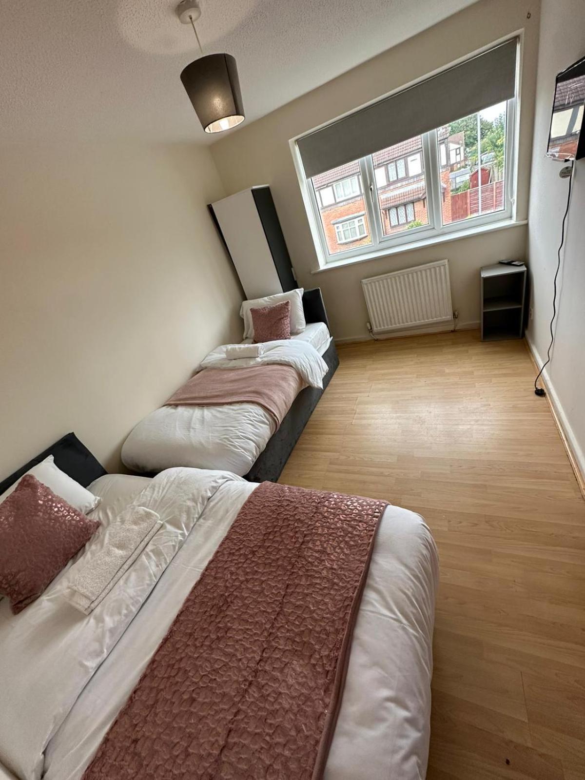 3 Bedroom Apartment Close To Manchester City Stadium And Coop Live Exterior photo
